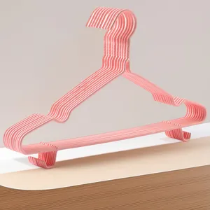 Detail van duurzame verdikte roze kledinghangers, stapelbaar ontwerp voor thuisgebruik.