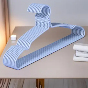 Close-up detail van lichtblauwe gedompelde plastic kinderkledinghangers, anti-slip.