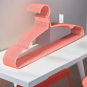 Gedetailleerd overzicht van roze kinderkledinghangers, antislip plastic kledinghanger.