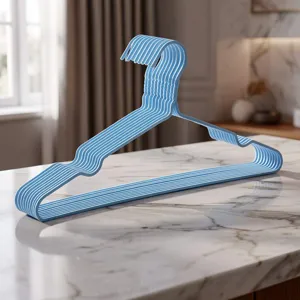 Set van lichtblauwe plastic kledinghangers voor kledingkast en wasorganisatie thuis.