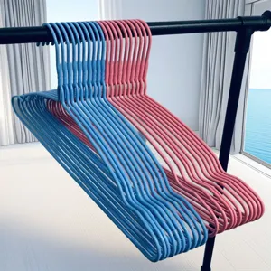 Perchas antideslizantes con revestimiento en azul y rosa, organizador de armario duradero.