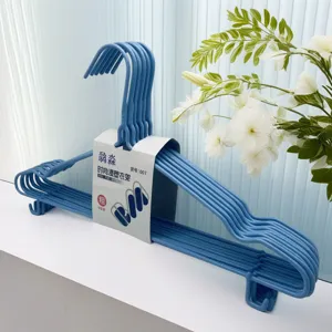 Blauwe kunststof gecoate kledinghangers met grooven en haken, duurzaam huishoudelijk droogrek.