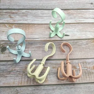 Crochet pivotant en plastique à quatre griffes cintre de rangement pour sacs cravates détail