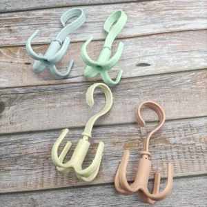 Crochet rotatif en plastique à quatre griffes pour armoire, sacs et cravates, rangement.