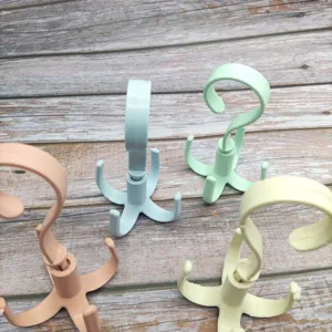 Crochet rotatif à quatre griffes en plastique organiseur de sac de garde-robe détail