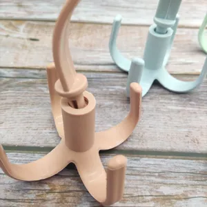 Gros plan sur le crochet rotatif en plastique à quatre griffes pour le rangement.