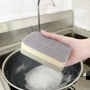 Vue de détail de l'éponge de nettoyage double face pour la cuisine, lavage et récurage.