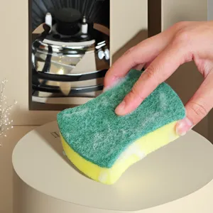 Vista detallada de esponja de cocina de doble cara con estropajo para una limpieza eficaz.