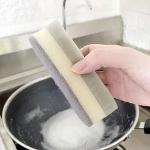 Détail éponge de nettoyage de cuisine, éponge récurante double face épaisse pour la vaisselle.