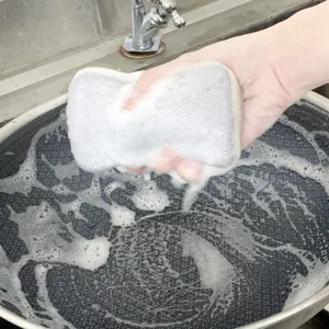Éponge de nettoyage double face pour la cuisine, la vaisselle et le récurage quotidien.