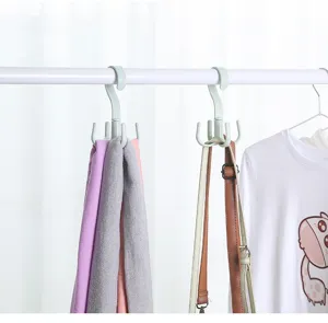 Nahaufnahme des drehbaren Multifunktions-Vierklauen-Haken für Taschen und Schals.
