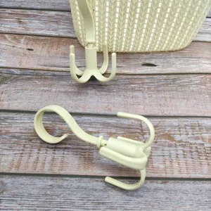 Détail du crochet en plastique à quatre griffes rotatif à 360 degrés pour rangement.