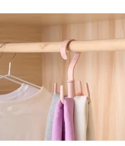 Detailansicht des rosa vierklauen drehbaren Hakens im Kleiderschrank für Taschen.