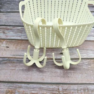 Vue détaillée du crochet à quatre griffes rotatif à 360 degrés pour placard et sacs.