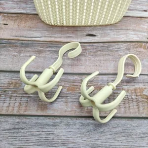 Gros plan du crochet rotatif à 4 griffes, idéal pour suspendre soigneusement sacs et cravates.