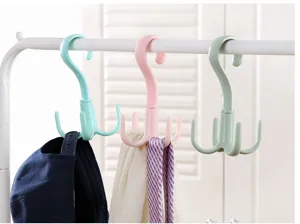 Détail de crochet pivotant à 360 degrés à quatre griffes, idéal pour le rangement de garde-robe.