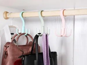 Détail du crochet rotatif à quatre branches, cintre en plastique pour sacs et accessoires.