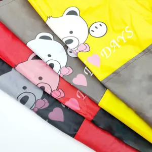 Tissu de tablier imperméable avec motif d'ours de dessin animé mignon et cœurs, pratique.