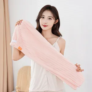 Serviette turban sèche-cheveux rose en microfibre douce et absorbante pour femmes détail
