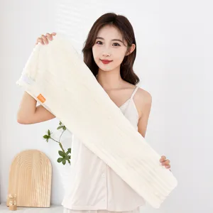 Vue détaillée de la serviette turban épaissie et douce pour cheveux en crème, idéale pour les soins.