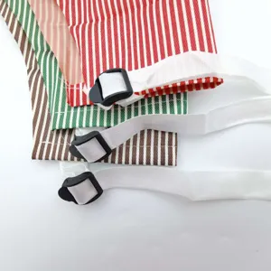 Vue détaillée de tabliers à rayures avec bretelles réglables de différentes couleurs.
