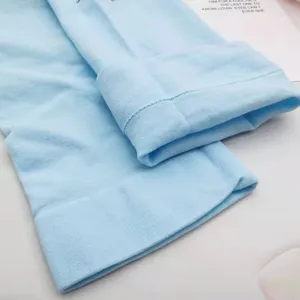 Nahaufnahme der hellblauen Eisseide-Sonnenschutzärmel mit atmungsaktivem Strickgewebe.