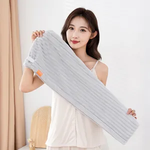 Détail de serviette de séchage de cheveux grise absorbante douce, bonnet de douche.