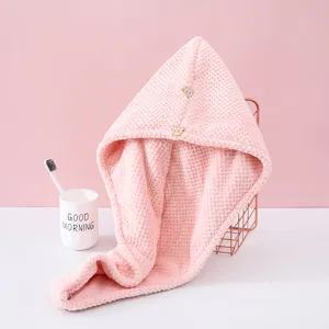 Détail de serviette sèche-cheveux gaufrée rose, microfibre super absorbante avec boutons.