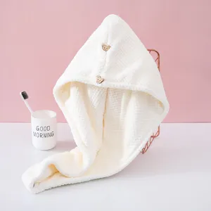 Vue détaillée du bonnet de bain absorbant en nid d'abeille avec boutons d'ours, serviette douce.