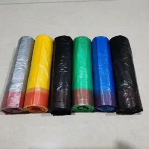 Primo piano dettagliato di sacchi della spazzatura con coulisse colorati arrotolati.