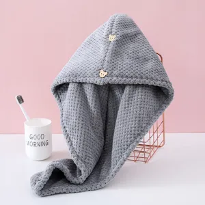Détail de bonnet de séchage en polaire corail douce, haute absorption, séchage rapide gris.