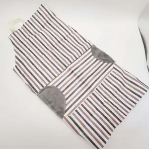 Vue détaillée du tablier de cuisine rayé avec des essuie-mains absorbants sur les côtés pratiques.