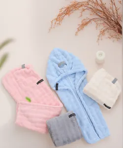 Vue détaillée de serviettes à cheveux douces en velours corail en plusieurs couleurs, absorbantes.