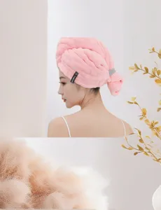Détail de serviette à cheveux en microfibre, bonnet de séchage rose doux et absorbant.