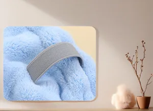 Détail de bonnet de bain microfibre doux, serviette bleue absorbante séchage rapide élastique.