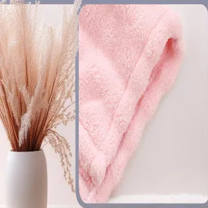 Detail serviette séchage cheveux microfibre rose, bonnet éponge doux ultra absorbant.
