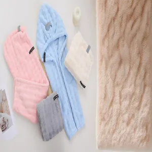 Vue détaillée de serviettes et bonnets de séchage de cheveux doux en microfibre.