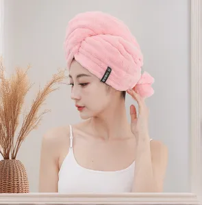 Détail de serviette de séchage de cheveux en microfibre rose, absorbante et épaisse pour femmes.