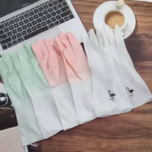 Vue détaillée de longs gants de ménage multicolores avec une jolie broderie flamant rose.