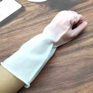 Vue détaillée de gants de ménage en caoutchouc imperméables durables pour la vaisselle.