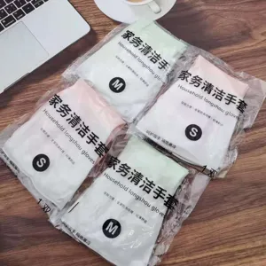 Vue détaillée de gants de ménage étanches emballés en tailles M et S pour la cuisine.
