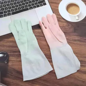Vue détaillée de gants de ménage en caoutchouc pastel durables, parfaits pour la cuisine.