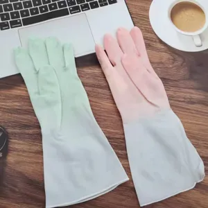 Vue détaillée de gants de ménage longs bicolores sur table en bois, conception imperméable.