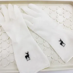 Gants de ménage en caoutchouc blanc avec joli imprimé de cerf, parfaits pour la cuisine et tâches.