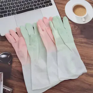 Vue détaillée de gants de ménage bicolores dégradés sur bureau en bois avec ordinateur.