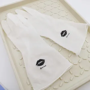 Gants de ménage en latex blanc avec imprimé de lèvres noires chic et texte de bonne chance.