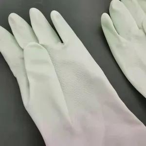Gros plan détaillé de gants de ménage verts avec une paume texturée antidérapante.