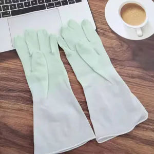 Longs gants de nettoyage en caoutchouc verts et blancs pour les travaux ménagers de cuisine.