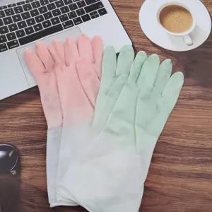 Gants de ménage durables en caoutchouc rose et vert pour la cuisine et le nettoyage.