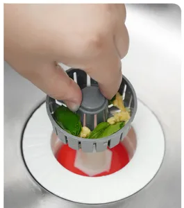 Détail de crépine d'évier de cuisine, panier filtrant universel pour déchets alimentaires.